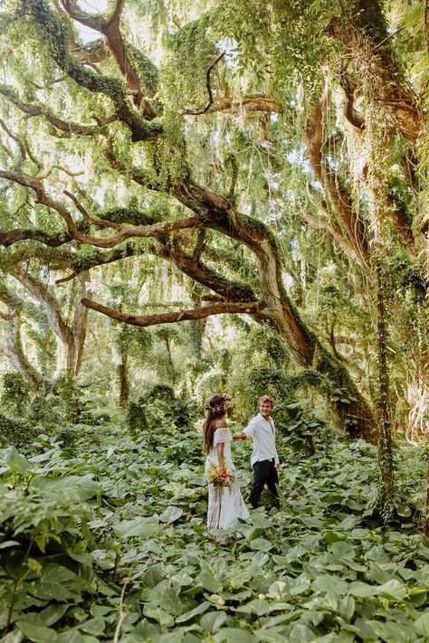 Kauai Wedding Ideas, Hawaii Beach Elopement, Maui Hawaii Couple Pictures, Jungle Photoshoot Ideas Couple, Intimate Hawaii Wedding, Honolua Bay Maui, Jungle Beach Wedding, Jungle Wedding Photos, Maui Elopement Ideas