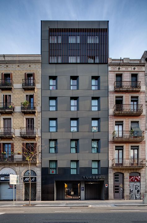 Apartment Facade, Barcelona Trip, Hotel Barcelona, Apartment Exterior, Building Front, Barcelona Hotels, Architecture Sketchbook, Apartment Architecture, Commercial Buildings