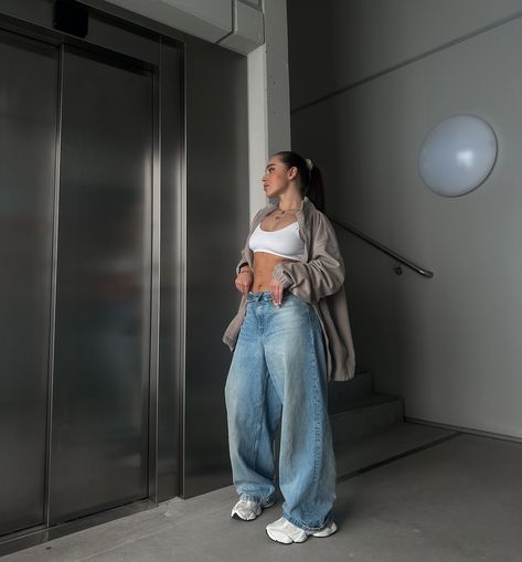 Certified streetwear girl Fem Streetwear, Girl Streetwear, Girls Streetwear, Streetwear Girl, Instagram Pose, Streetwear Fashion Women, Female Poses, Colby, Streetwear Women