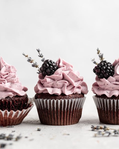 Easy Chocolate Cupcake Recipe, Blackberry Cupcakes, Lavender Chocolate, Blackberry Lavender, Lavender Cupcakes, Moist Cupcakes, Fancy Cupcakes, Culinary Lavender, Torte Cupcake