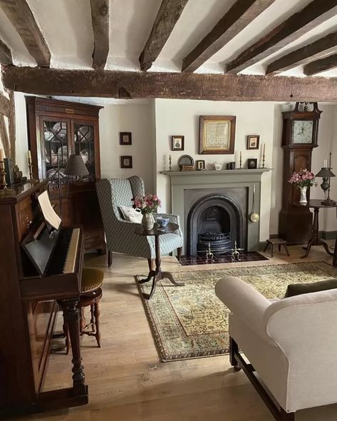 Old Fashioned Living with Michelle from Remembering The Old Ways blog Old English Cottage Interiors, Old Fashioned Living, English Countryside Cottage, Old English Cottage, Country Living Decor, English Cottage Interiors, Country Cottage Interiors, The Old Ways, English Cottage Decor