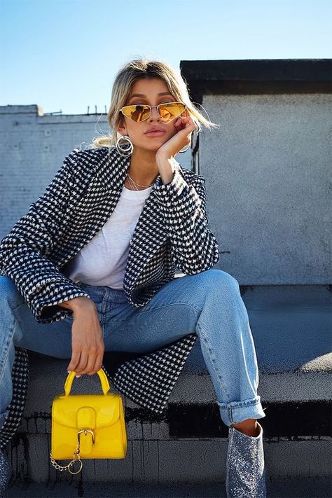 15 Bold And Trendy Yellow Bags To Refresh Your Look - Styleoholic Yellow Bag Outfit, Houndstooth Blazer Outfit, Houndstooth Outfit, Houndstooth Coat, Houndstooth Jacket, Blazer Outfit, Elegante Casual, Houndstooth Blazer, Casual Rompers