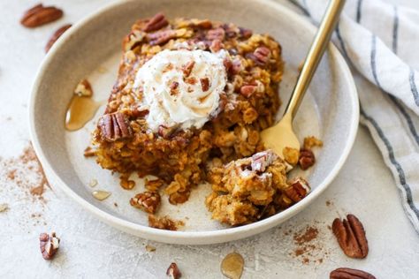 The best way to start a fall morning is with this delicious pumpkin-baked oatmeal. It’s super easy to make and perfectly captures that cozy autumn feeling. Real Food Dieticians, Pumpkin Baked Oatmeal, Baked Pumpkin Oatmeal, Oatmeal Bake, Pumpkin Pie Oatmeal, Real Food Dietitians, Easy To Make Breakfast, Baked Oatmeal Recipes, Easy Oatmeal