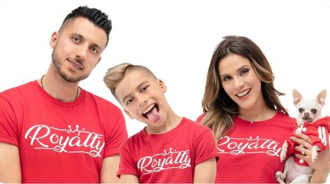 There very famas youtubers Royalty Family Youtube, The Royalty Family, The Dobre Twins, Royalty Clothing, Royalty Family, Royal Family Portrait, Family Coloring Pages, Famous Youtubers