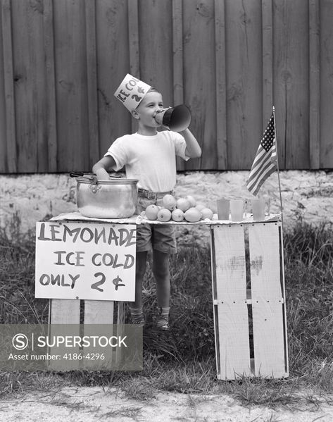 1930s 1940s Boy At Lemonade Stand Shouting Into Megaphone Marketing Project, 1950s Photos, Lemonade Stand, Vintage Memory, Boy Pictures, Mothers Day Quotes, Gardening For Kids, Vintage Summer, Painting For Kids