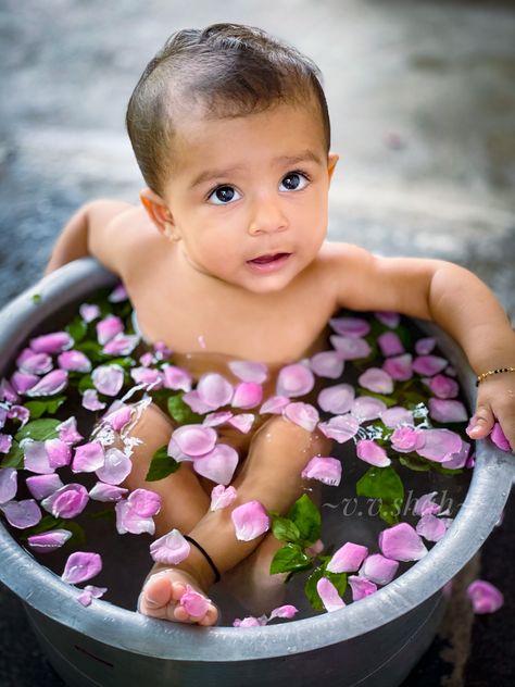 Onam Baby Photo Shoot, Bobbatlu Baby Photoshoot, Annaprasana Photoshoot, Unique Baby Photoshoot Ideas, Babyshoot Ideas, Baby Fashion Girl Newborn, Rice Ceremony, Baby Photography Poses, Baby Birthday Photoshoot