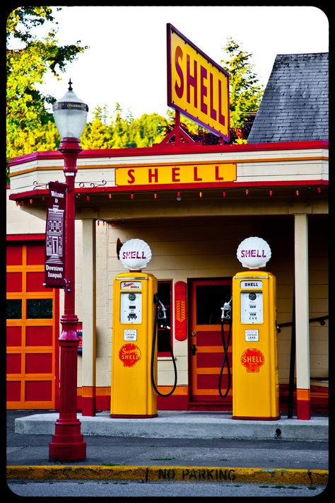 70s Gas Station, Old Gas Pumps, Vintage Gas Pumps, Pompe A Essence, Station Service, Old Garage, Old Country Stores, Old Gas Stations, Gas Pump