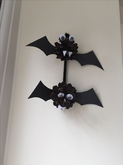 Pine cone bats 🦇🦇🦇🦇 Halloween Projects, Pine Cone, Pine Cones, Bat, Halloween, Home Decor, Home Décor