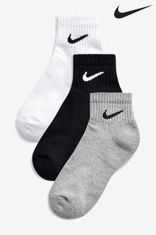 Nike Socks 3 Pack, White And Black Nike Socks, Nike Mid Socks, Black And White Nike Socks, Ankle Nike Socks, Nike Ankle Socks Outfit, Nike Clothes Aesthetic, Nike Socks Ankle, Nike Socks Aesthetic