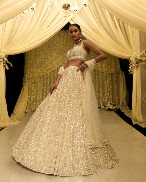 Reception Bride Outfit, Shimmer Lehenga, Tuscan Summer, Ivory Lehenga, Sequin Lehenga, Seema Gujral, Reception Bride, Cut Blouse, Embroidered Lehenga