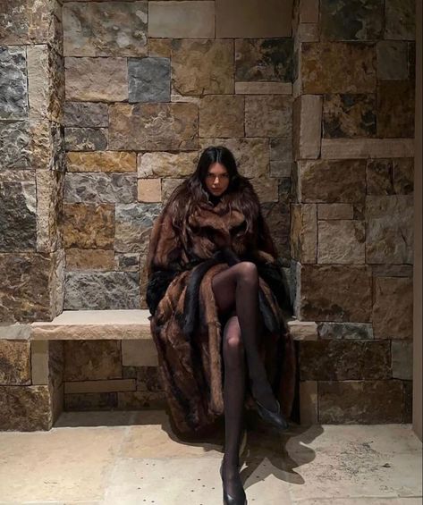 mob wife aestetic Fur Coat Aesthetic, Mafia Wives, Brown Fur Coat, Fur Coat Outfit, Wife Style, Mob Wives, Mob Wife, Brown Fur, Jenner Style