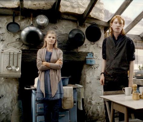 Fleur Delacour/ Clémence Poésy  and Bill Weasley/ Domhnall Gleeson in Harry Potter and the Deathly Hallows (2011) Shell Cottage, Bill Weasley, Deathly Hallows Part 2, Weasley Family, Fleur Delacour, Domhnall Gleeson, Yer A Wizard Harry, Images Harry Potter, Harry Potter Love