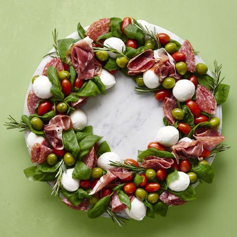 charcuterie edible wreath, Edible Wreath, Italian Christmas Dinner, Christmas Charcuterie, Big Family Dinner, Thanksgiving 2022, Christmas Appetizers Party, Holiday Appetizers Recipes, Christmas Dinner Menu, Christmas Eve Dinner