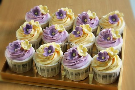 Purple And Yellow Wedding Cake, Purple And Yellow Cupcakes, Twins Graduation, April Baby Shower, Yellow Wedding Cake, Purple Quince, Yellow Cupcakes, Purple Cupcakes, Purple Bridal Shower