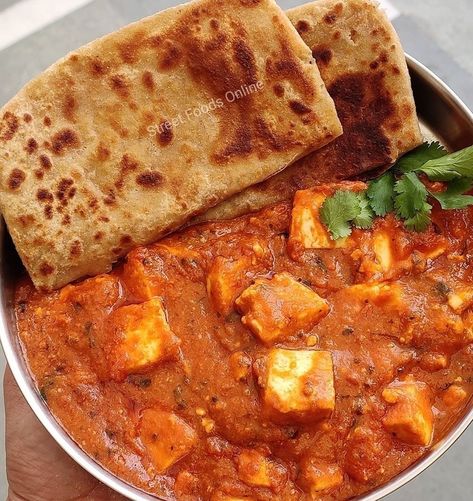 A combination of Punjabi Roti and Paneer Butter Masala will make your mouth water in buckets.... Punjabi Dishes, Butter Paneer, Sabji Recipe, Paneer Butter Masala, Variety Food, Butter Masala, Plating Ideas, Punjabi Food, Paneer Tikka