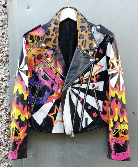 Punk Pride Outfit, Painting Leather Jacket, Leather Jacket Painting Ideas, Pastel Punk Outfits, Rainbowcore Fashion, Denim Jacket Diy Paint, Edm Outfit, Painted Leather Jacket, Digital Dress