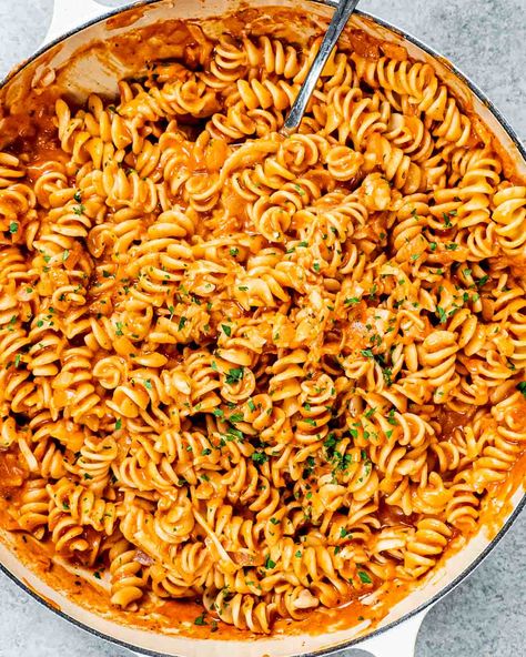 This easy Rotini Fiorentina recipe can be ready in under 30 minutes. A comforting pasta dish with an incredibly flavorful creamy tomato sauce and lots of mozzarella. The perfect easy pasta dinner for a busy weeknight. #pasta #fiorentina #recipe Rotini Pasta Recipes, Weeknight Pasta, Pastas Recipes, Easy Pasta Dinner, Rotini Pasta, Tomato Mozzarella, Creamy Tomato Sauce, Tomato Sauce Recipe, Pasta Sauce Recipes