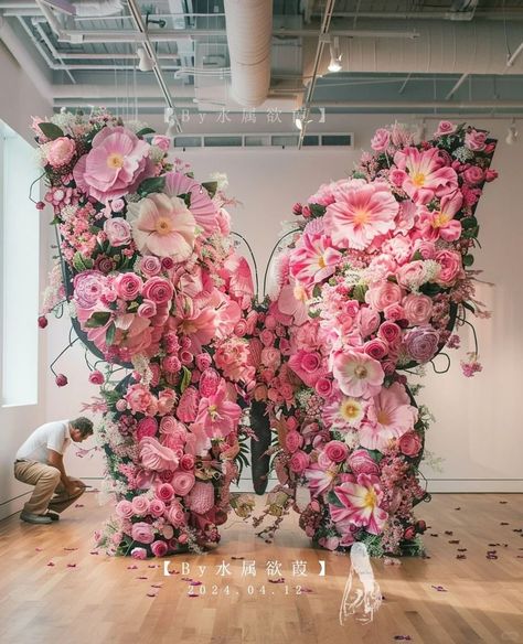 Butterfly Flower Arrangement, Event Flower Arrangements, Diy Backdrop Stand, Giant Butterfly, Diy Wedding Arch, Butterfly 3d, Boda Mexicana, Butterfly Theme, Silk Flower Arrangements