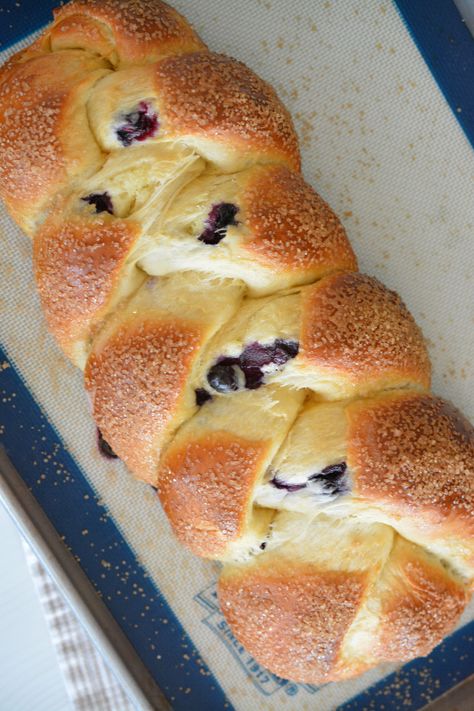 Cream Cheese Challah Bread, Cream Cheese Filled Bread, Sweet Bread Recipes With Yeast, Bread With Filling Recipes, Braided Challah Bread, Blueberry Cream Cheese Babka, Fruit Bread Recipes Yeast, Filled Challah Bread, Sweet Challah Bread Recipe