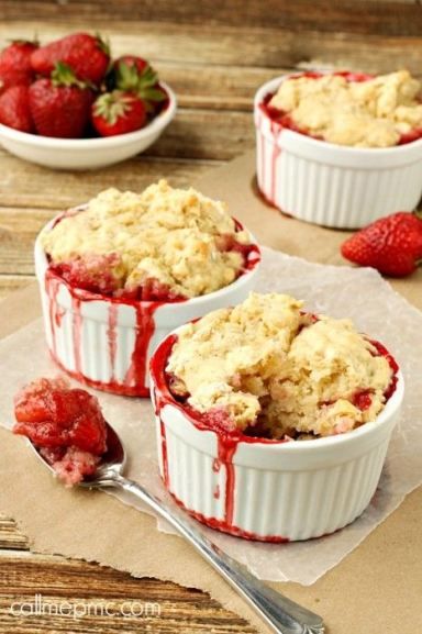 Fresh Strawberry Cobbler recipe a simple and delicious dessert. Cobbler Desserts, Fresh Strawberry Cobbler, Strawberry Cobbler Recipes, Pecan Cobbler, Strawberry Cobbler, Cake Mug, Easy Summer Desserts, Puppy Chow, Easy Strawberry