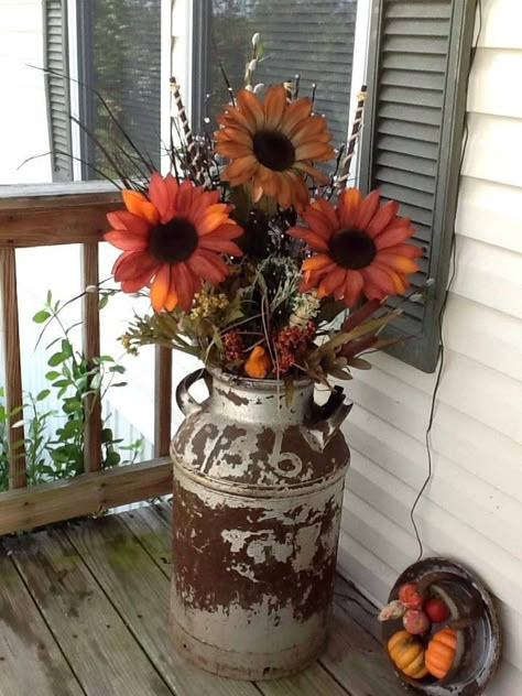 Milk Can Decor, Old Milk Cans, Yard Furniture, Old Metal, Fall Deco, Fall Front Porch, Front Porch Decorating, Fall Decorations Porch, Milk Cans