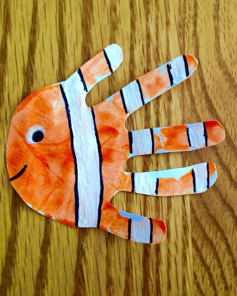 Clown fish hand print Clown Fish Craft, Coral Reef Craft Preschool, Preschool Coral Reef, Clownfish Craft, Hand Print Fish, Fish Crafts Preschool, Coral Reef Project, Coral Reef Craft, Seniors Crafts