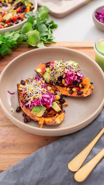 Mexican Style Roasted Sweet Potatoes, Sweet Potato Recipes Roasted, Sweet Potatoes Recipe, Meatless Mondays, Vegan Mexican, Comfort Food Recipes, Homemade Pesto, Main Dish Salads, Vegetable Side