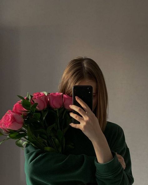 Instagram Story Minimalist, Tulips Pink, Paris Mood, Shot On Iphone, Spring Ootd, Inspirational Quotes For Students, Beautiful Profile Pictures, Flowers Tulips, Flower Photoshoot