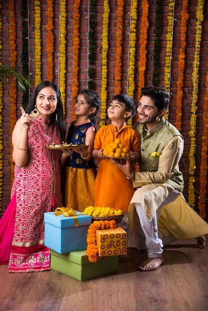 Diwali Family Photoshoot Ideas, Diwali Family Photoshoot, Family Celebrating Diwali, Diwali With Family, Diwali Photoshoot Ideas, Diwali Family, Diwali Photoshoot, Diwali Photo, Diwali Background