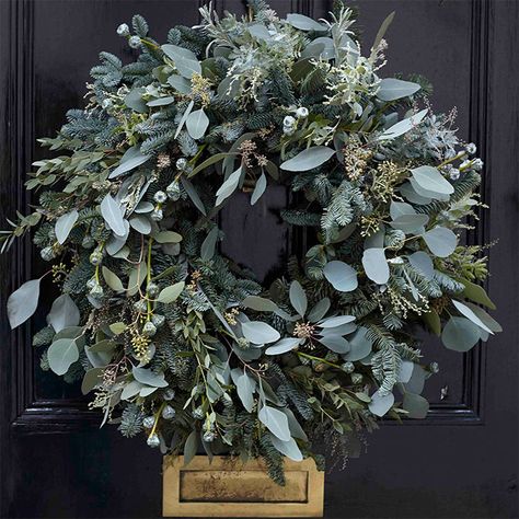 Christmas Dining Setting, Christmas Wreath Ideas, Christmas Wreaths Ideas, Winter Decorations Diy, Christmas Tree Branches, Christmas Door Wreaths, Christmas Wreaths To Make, Green Wreath, Xmas Wreaths