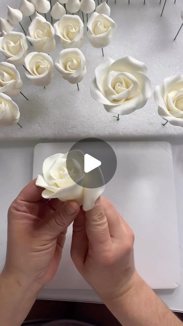 Cake With Fondant Roses, Small Fondant Flowers Tutorial, How To Make Edible Flowers, How To Make Flower Fondant, How To Make Flowers With Fondant, How To Make Flowers Out Of Fondant, Fondant Flower Cake Designs, Making Fondant Flowers, Gumpaste Roses Tutorial