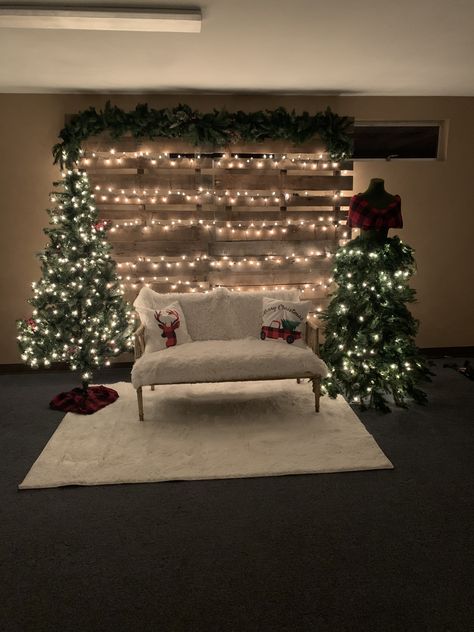 Diy Xmas Backdrop, How To Make A Christmas Photo Backdrop, Backdrops For Santa Pictures, Christmas Picture Backdrop Ideas Indoor, Christmas Photoshoot Background Ideas, Simple Winter Photo Backdrop, Christmas Themed Photo Booth, Picture With Santa Backdrop, Diy Indoor Christmas Photoshoot