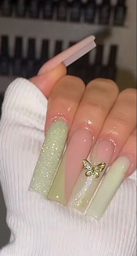 Acrylic Nail Designs Diamonds, Long Square Acrylic Nails With Diamonds, Green Long Acrylic Nails, Green Acrylic Nails Designs, Green Baddie Nails, Nail Ideas With Gems, Nail Ideas Y2k Long, Green Nail Set, Pink Diamond Nails