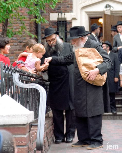 As the Rebbe leaves for the resting place of the Previous Rebbe, he distributes nickels to the assembled children to give to charity. He is carrying a paper bag filled with correspondences which he will read over the course of the four hours spent at the resting place of the Previous Rebbe. Lubavitcher Rebbe, Green Castle, Bible History, Resting Place, Happy People, Photo Collection, Real People, The Four, Paper Bag