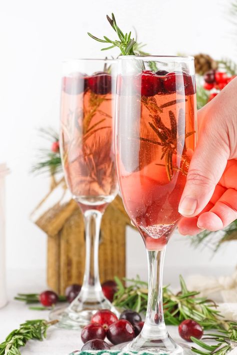 Christmas Mimosa Cocktail With Champagne, Christmas Mimosas, Ranch Water Recipe, Cranberry Champagne Cocktail, Poinsettia Cocktail, Champagne Mimosa, Christmas Brunch Menu, Mimosa Drink, Pure Cranberry Juice