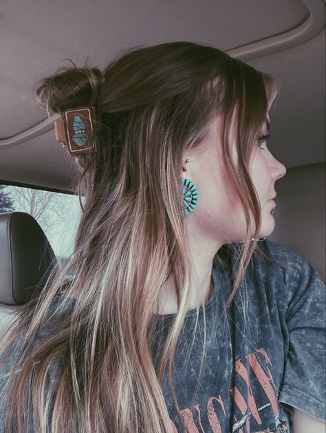 Short Hair Country Hairstyles, Western Hair Accessories, Western Hair Clip, Western Hairstyle, Southern Hairstyles, Leather Claw Clip, Country Girl Hairstyles, Western Hair Styles, Cute Messy Hairstyles