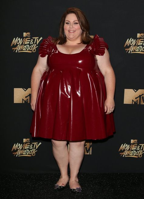 Chrissy Metz, Sheath Wedding Gown, Wedding Classy, Classy Dresses, Carpet Looks, Wedding Hijab, Plus Size Wedding, Stubborn Belly Fat, Red Carpet Looks