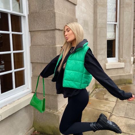 Kelly Green Puffer Vest Outfit, Gilet Street Style, Zara Winter 2022, Green Gilet Outfit, Vest Coat Outfits For Women, Vest Puffer Outfit Ideas, Green Puffer Vest Outfit, Green Puffer Jacket Outfit, Winter Nyc Outfits