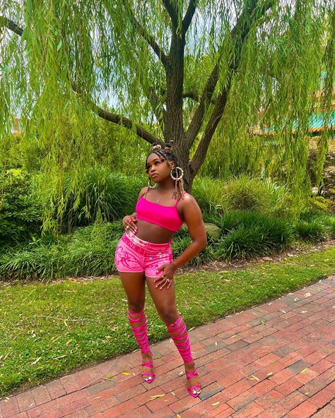 African American woman with locs in an all pink outfit Aloha Shirt Outfit, Light Pink Blazer Outfit, Pink Outfit Y2k, Navy Blue Shirt Outfit, Pink Outfit Inspiration, Tapestry Shorts, Woman With Locs, Pink Shorts Outfits, Pink Shirt Outfit