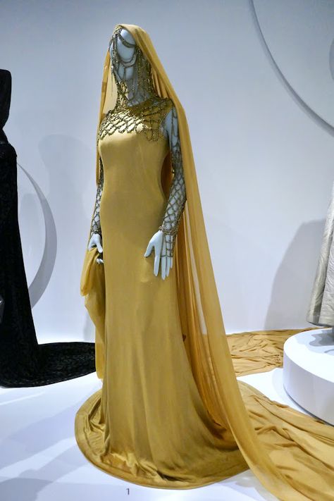 Rebecca Ferguson Dune, Dune Lady Jessica, Jessica Atreides, Dune The Movie, Dune Fashion, Movie Dresses, Lady Jessica, Yellow Inspiration, Dune Movie