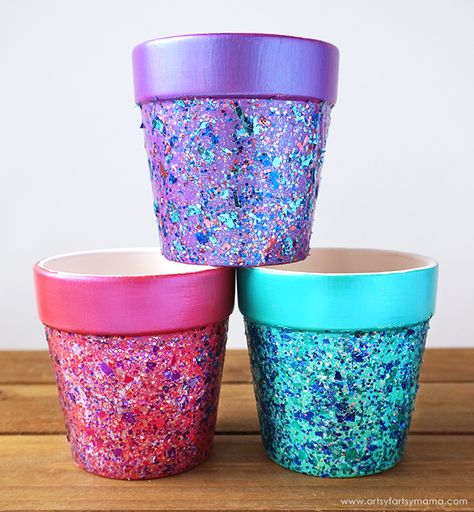 DIY Glitter Flower Pots Kid Painted Flower Pot, Decorating A Flower Pot, Diy Painting Flower Pots, Spring Terra Cotta Pot Crafts, Textured Pots Diy, Paint Pots Diy, Paint Flower Pots Ideas, Kids Painted Flower Pots, Decorating Flower Pots Diy