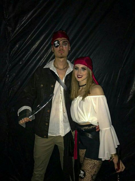 Couple Pirate Costume Halloween, Pirate Halloween Costumes Couples, Couples Pirate Costume, Pirate Costume Couple, Partner Halloween Costumes, Casual Halloween Outfits, Halloween Costumes Brunette, Clown Halloween Costumes, Pirate Halloween Costumes