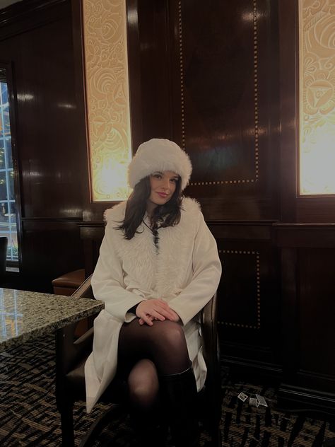 Fluffy Hat Outfit, New York City Winter Outfits, New York Winter Aesthetic, Winter New York Outfits, City Winter Outfit, Hat Outfit Winter, Winter Outfits Nyc, New York City Winter, Winter Outfit Aesthetic