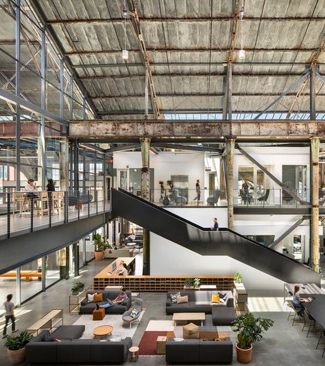 This is what an office designed by its employees looks like - News - Frameweb Warehouse Office Design, Architecture Renovation, Warehouse Office, Industrial Office Design, Commercial And Office Architecture, Office Tour, Warehouse Design, Industrial Building, Industrial Architecture