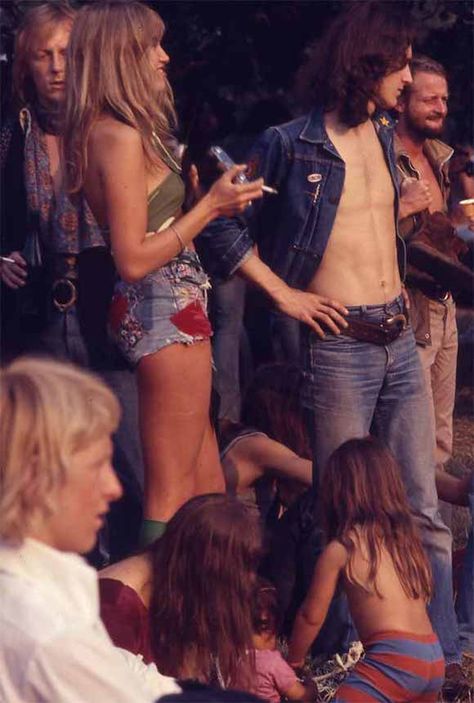 70s Roadie Aesthetic, 70s Festival Aesthetic, 70s Festival Fashion, Real Hippies 70s, 70s Counterculture, Pictures From The 70s, Hippies 70s, 70s Hippie Aesthetic, 70s Life