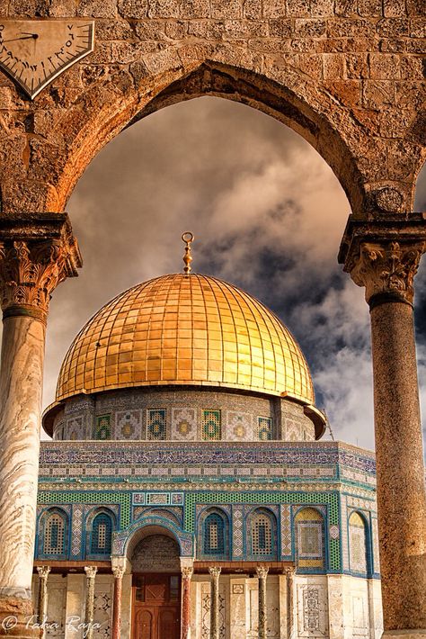 المسجد الاقصى المبارك في فلسطين  بِسْمِ ٱللّٰهِ ٱلرَّحْمٰنِ ٱلرَّحيم 🍃⚪ سُبْحَانَ الَّذِي أَسْرَى بِعَبْدِهِ لَيْلًا مِنَ الْمَسْجِدِ الْحَرَامِ إِلَى الْمَسْجِدِ الْأَقْصَى الَّذِي بَارَكْنَا حَوْلَهُ لِنُرِيَهُ مِنْ آَيَاتِنَا إِنَّه هُوَ السَّمِيعُ الْبَصِيرُ ⚪🍃صدق الله العضيم   القرآن الكريم سورة الإسراء، الآية 1 The Dome Of The Rock, Mekka Islam, Terra Santa, Mosque Art, Dome Of The Rock, Mosque Architecture, Mecca Wallpaper, Beautiful Mosques, Islamic Paintings