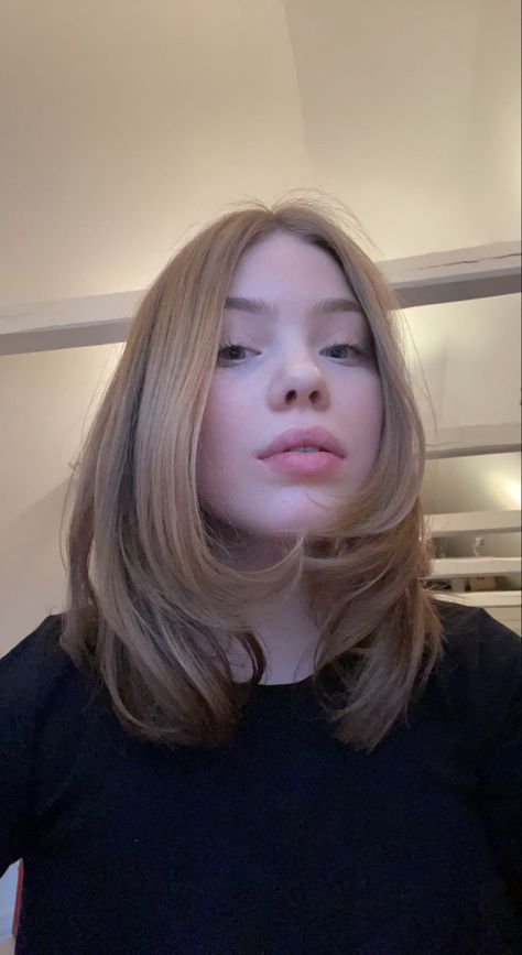 Haircuts For Round Faces Mid Length, Collarbone Length Hair With Long Layers, Aesthetic Shoulder Length Hair, Mid Length Hair For Round Face, Collarbone Length Hair With Layers, Unstyled Hair, Short Hair Curled, Face Layers, Below Shoulder Length Hair