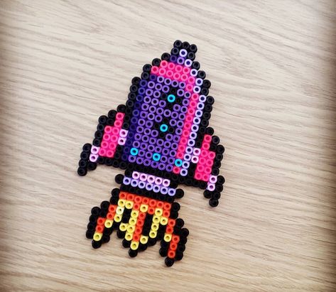 Alien Perler Beads, Perlers Ideas, Alien Perler, Alt Crafts, Perler Templates, Pony Bead Projects, Pearl Beads Pattern, Perler Ideas, Easy Perler Beads Ideas