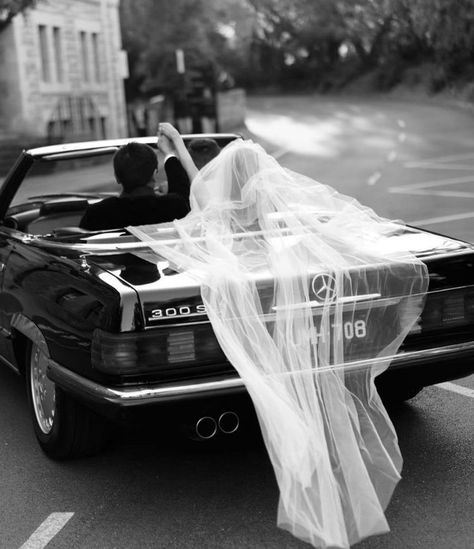 Couple Car Poses, Classic Car Wedding, Just Married Car, Vintage Car Wedding, Car Poses, Greenhouse Wedding, Wedding Picture Poses, Photographie Inspo, Courthouse Wedding