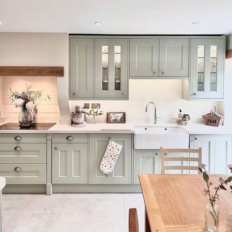 Green Country Kitchen, Wren Kitchens, Calming Colours, Sage Kitchen, Dreamy Kitchens, Kitchen Looks, White Worktop, Wren Kitchen, Open Plan Kitchen Dining Living